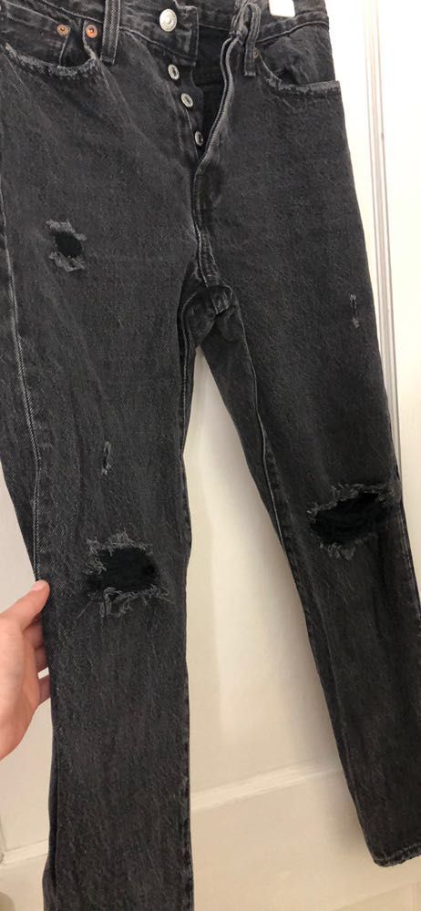 black distressed levi jeans