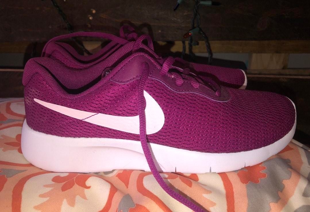 light pink nike tennis shoes