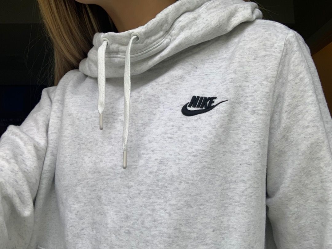 light grey nike sweatshirt