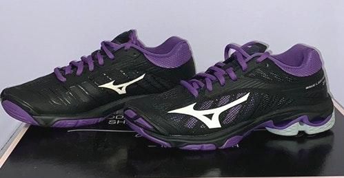 black and purple mizuno volleyball shoes