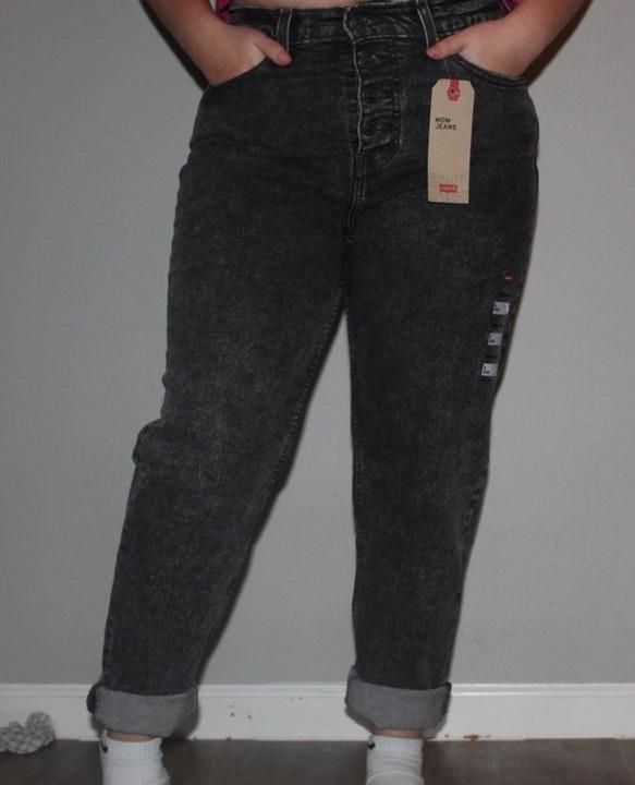 black mom jeans levis