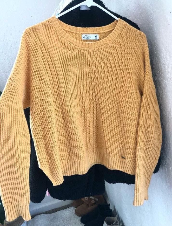 Hollister yellow sweater | Curtsy