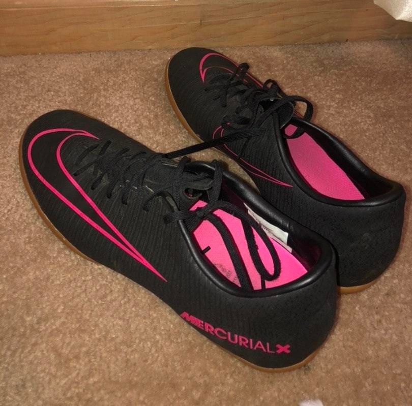 size 9 indoor soccer shoes