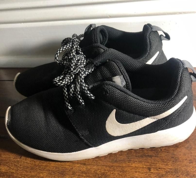 roshe tennis shoes