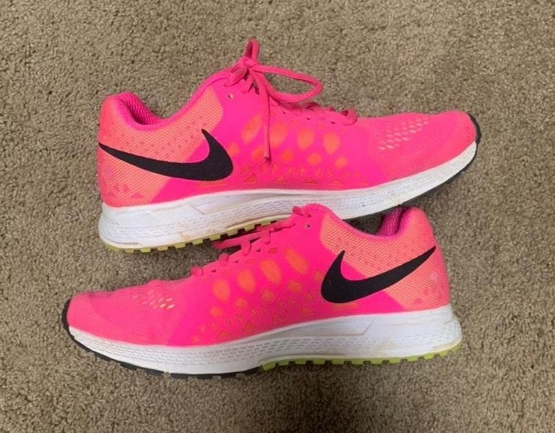 hot pink nike tennis shoes