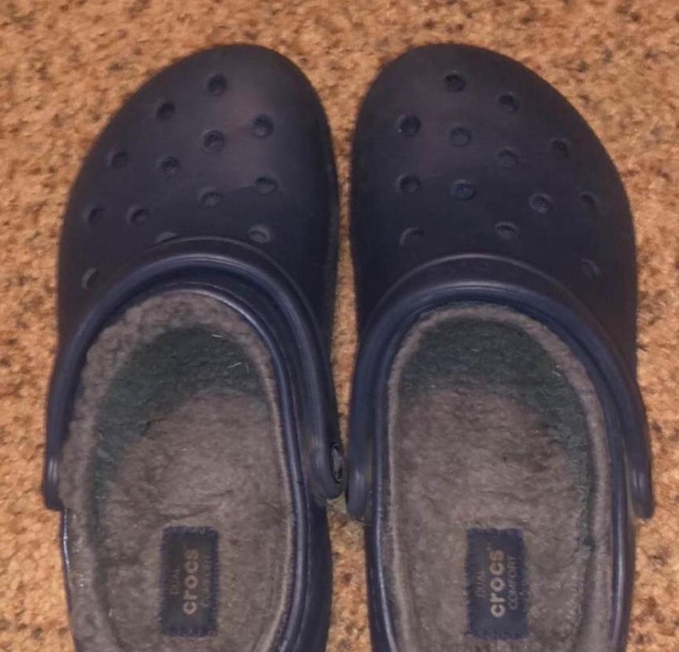 navy blue fuzzy crocs