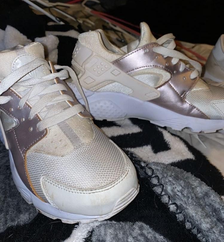 Nike 6 YOUTH SIZE Cream/rose Gold 