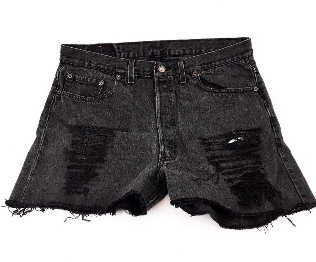 black distressed levi shorts