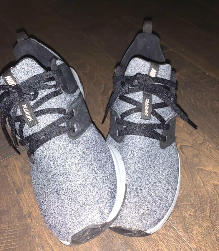 light pink nike tennis shoes