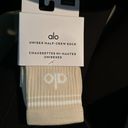 Alo Yoga NWT  Unisex Half-Crew Throwback Socks in Bone/White Size Small Photo 4