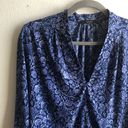 Tahari  Blouse Blue & White Floral V Neck Top M EUC Business Casual Professional Photo 3