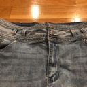 Suzanne Betro 𝅺 denim distressed shorts size 16. Photo 3