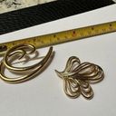 Trifari Lot Of 2 Signed  Gold Tone Brooch Pins Swirl Styles Photo 5