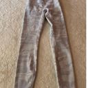 Lululemon  White Camo Wunder Under Leggings‎ Size 4 Photo 3