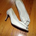 Naturalizer  beige leather peep toe heels 8 M Excellent 3 inch heel Photo 0