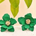 Petal Green  Flower Stud  Earrings Photo 0