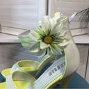 Daisy NWOT white yellow vegan patent leather 3D  appliqué 5” platform sandal sz 9 Photo 2