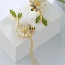 Daisy  leaf bee design cute enamel dangle zinc alloy earrings faux fashion Jewelr Photo 0