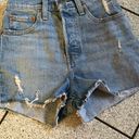 Levi's Levi’s Ribcage Short in Light Wash Denim Jeans Size 24 Waist Distressed Photo 7