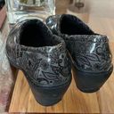 Nurse Mates  Bryar Pillowtop Paisley Floral Clogs Shoe Nursing Gray Black Photo 1