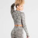 women's best WOMEN’S BEST CAMOUFLAGED LONG SLEEVE SEAMLESS CROP TOP SIZE SMALL Photo 3