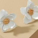 Petal White  Flower Earrings Photo 2