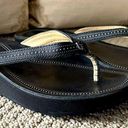 Olukai Okukai Women’s Leather Flip Flop Thong Sandals in Black with Detail. Photo 5