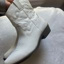 white cowgirl boots Size 7 Photo 1