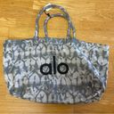 Alo Yoga NEW  Gray Tie Dye Large Preppy Vacation Athletic Outdoor Tote Bag Photo 2