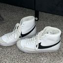 Nike Women’s Blazer Mid 77 Photo 0