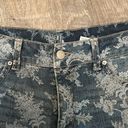 Time & Tru  Womens stretch mid-rise floral blue jean shorts, 4" inseam, size 8 Photo 1