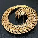 Trifari Vintage 50’s Signed Crown  Gold Tone Wheat Leaf Round Wreath Brooch Pin Photo 4