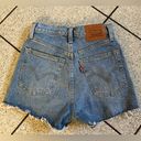 Levi's Levi’s Ribcage Short in Light Wash Denim Jeans Size 24 Waist Distressed Photo 9