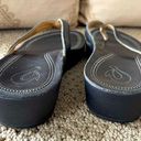 Olukai Okukai Women’s Leather Flip Flop Thong Sandals in Black with Detail. Photo 6