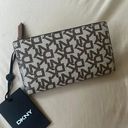 DKNY wallet Photo 1