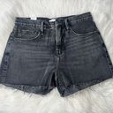 Good American 90s Shorts In Step Hem In Black Photo 4