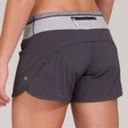 Lululemon  SPEED UP RUNNING SHORTS GREY WHITE STRIPES 10 Photo 0