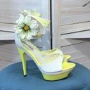 Daisy NWOT white yellow vegan patent leather 3D  appliqué 5” platform sandal sz 9 Photo 0