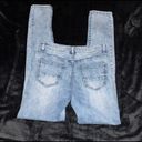 Refuge  lightwash manufactured distressed Jeans Photo 5