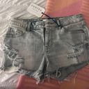 Low rise light wash jean shorts Photo 1