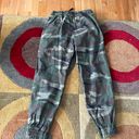 Aritzia TNA Camo Print High Waisted Cropped Jogger Pants Zipper Pockets Size XS Photo 3