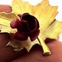 Vintage gold tone leaf red rose brooch Photo 4