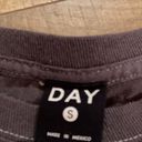 Day Kiss Cropped Gray Long Sleeve Graphic Band Tee Shirt Top Women’s Medium Photo 8