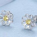 Daisy Cubic Zirconia  Stud Earring Photo 3