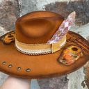 Idyllwind Nwt “Howdy Fall”  Spice OS Hand Burned Felt Hat Photo 6