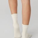 Alo Yoga NWT  Unisex Half-Crew Throwback Socks in Bone/White Size Small Photo 3