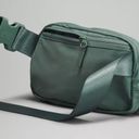 Lululemon EVERYWHERE BELT BAG tidewater teal. Photo 5