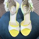 Daisy NWOT white yellow vegan patent leather 3D  appliqué 5” platform sandal sz 9 Photo 4