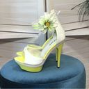 Daisy NWOT white yellow vegan patent leather 3D  appliqué 5” platform sandal sz 9 Photo 1