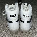 Nike Women’s Blazer Mid 77 Photo 2